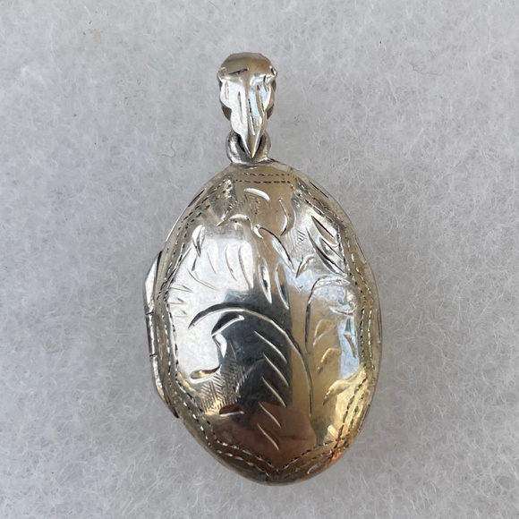 Vintage 925 Sterling Silver Engraved oval Locket Pendant - Picture 1 of 2